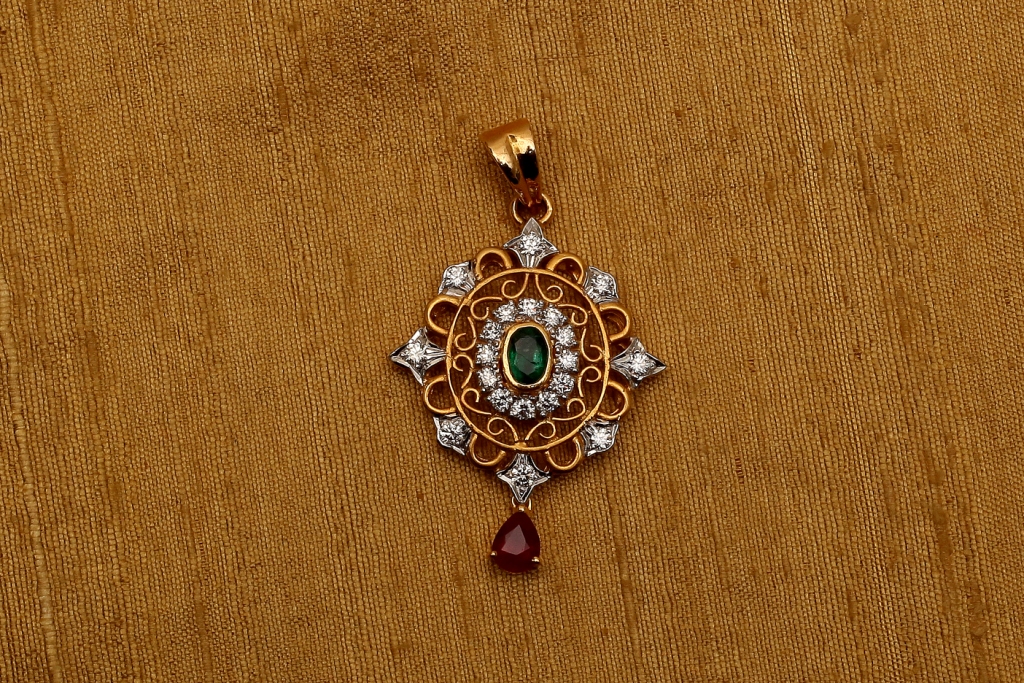Karaikudi Maganlal Mehta Corp Ltd Jewellers got the best designs and collections of Diamond Pendents
